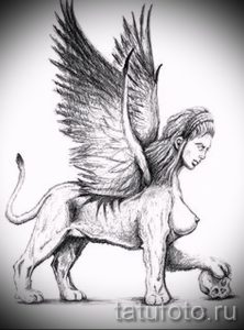 Черно-белый рисунок татуировки сфинкса с телом льва и головой женщины, с распростертыми крыльями и черепом у лап. Мистический и символичный эскиз.