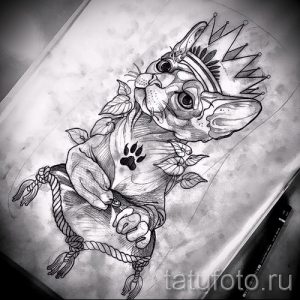 Смешной эскиз татуировки сфинкса, одетого в корону, костюм и с подушкой. Необычный и юмористический дизайн.