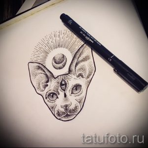 Эскиз татуировки сфинкса с луной над головой, выполненный в технике дотворк. Черно-белый рисунок с высокой детализацией.