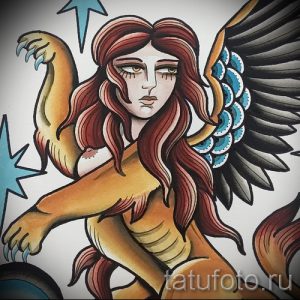 Фото тату в стиле олдскул с изображением сфинкса с женской головой и крыльями. Яркие цвета, четкие контуры.