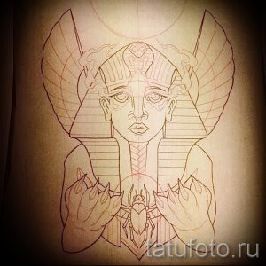 Эскиз татуировки с изображением египетского фараона в маске и с скарабеем в руках. Линейный рисунок, детализированная проработка.