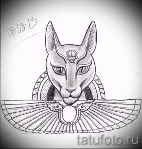 Черно-белый эскиз татуировки с изображением египетской богини Бастет, кошки с крыльями и скарабеем на голове. Детализированный рисунок.