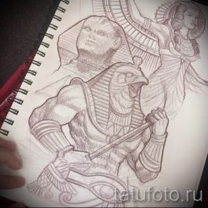 Эскиз татуировки, изображающий египетского бога с головой сокола и богиню с крыльями, выполненный карандашом.