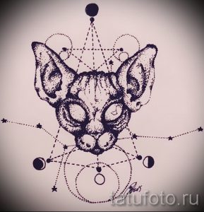 Эскиз татуировки с изображением головы сфинкса, окруженной геометрическими фигурами и символами. Графический стиль, черно-белый рисунок.