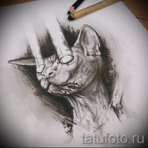 Эскиз татуировки кошки Бастет, выполненный в карандашном стиле с использованием мягких теней и растушевки.