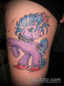 Фото тату: единорог в стиле My Little Pony с пирсингом и шипами. Необычный и провокационный рисунок татуировки.