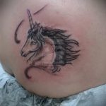 Прикольный вариант нанесенной тату единорог – рисунок подойдет для тату единорог лошадь