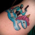 Интересный пример готовой татуировки единорог – рисунок подойдет для тату единорог на девушках