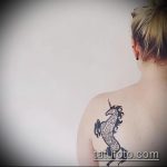 Оригинальный вариант нанесенной татуировки единорог – рисунок подойдет для тату единорога на спине