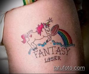 Фото тату: единорог с футбольным мячом и надписью "Fantasy Loser". Юмористический рисунок, яркие цвета, необычный сюжет.
