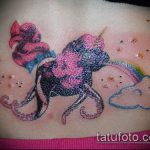 Интересный пример существующей татуировки единорог – рисунок подойдет для тату единорога бедро