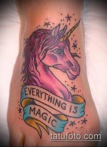 Фото тату: яркая и милая татуировка головы единорога с надписью "EVERYTHING IS MAGIC" на боку. Использование пастельных тонов и звезд.