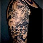 Оригинальный пример нанесенной татуировки единорог – рисунок подойдет для тату единорог акварель