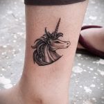 Прикольный пример существующей татуировки единорог – рисунок подойдет для тату единорог лошадь