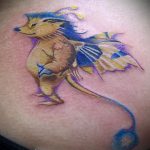 Прикольный пример нанесенной татуировки ежик – рисунок подойдет для тату ежик и цветы