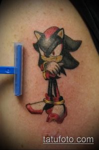 Фото тату Shadow the Hedgehog в динамичной позе. Черно-серые тона, детализированная проработка и эффектный дизайн.