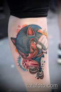 Фото тату Sonic the Hedgehog с изумрудом Chaos Emerald. Яркие цвета, динамичная поза и эффектные брызги.