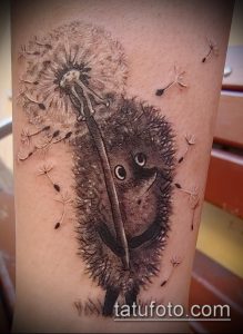 Фото тату ежика, выполненного из одуванчика. Оригинальный и трогательный рисунок татуировки в черно-белых тонах. Эскиз тату для любителей природы.