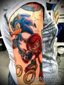 Фото тату Соника и Наклза из игры Sonic the Hedgehog. Яркие цвета и динамичная композиция.