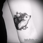 Интересный пример существующей татуировки ежик – рисунок подойдет для тату ежик и цветы