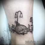 Оригинальный пример готовой татуировки ежик – рисунок подойдет для тату ежик с одуванчиком