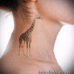 Прикольный вариант нанесенной татуировки жираф – рисунок подойдет для тату жираф в очках
