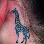 Оригинальный вариант нанесенной татуировки жираф – рисунок подойдет для тату жирафа на спине