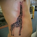 Зачетный пример существующей тату жираф – рисунок подойдет для тату жираф в очках