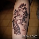 Крутой пример выполненной наколки жираф – рисунок подойдет для тату жираф на ноге
