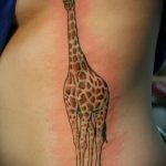 Крутой вариант существующей татуировки жираф – рисунок подойдет для тату жираф на спине