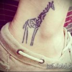 Уникальный вариант готовой наколки жираф – рисунок подойдет для тату жирафа на спине