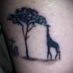 Оригинальный пример существующей татуировки жираф – рисунок подойдет для тату жираф маленькийтату жираф моноцвет
