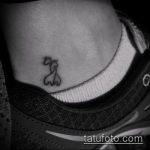 Интересный пример нанесенной татуировки жираф – рисунок подойдет для тату жираф ёжик жираф