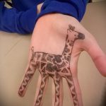 Крутой пример существующей тату жираф – рисунок подойдет для тату жираф геометрия