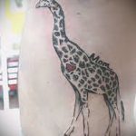 Уникальный вариант выполненной тату жираф – рисунок подойдет для тату жираф на предплечье