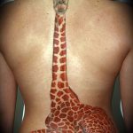 Классный пример готовой татуировки жираф – рисунок подойдет для тату жираф акварель