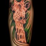 Классный вариант существующей татуировки жираф – рисунок подойдет для тату жираф геометрия