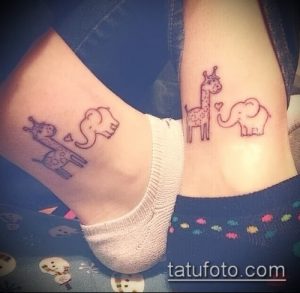 Фото тату жирафа и слона на лодыжках пары. Нежные и минималистичные рисунки в розовых и серых тонах. Идеальный эскиз для влюбленных.