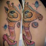 Интересный вариант существующей тату жираф – рисунок подойдет для тату жираф на спине