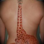 Уникальный вариант существующей наколки жираф – рисунок подойдет для тату жирафа на спине