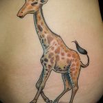 Классный вариант готовой наколки жираф – рисунок подойдет для тату жираф на ноге