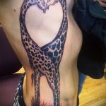 Классный пример существующей татуировки жираф – рисунок подойдет для тату жираф акварель