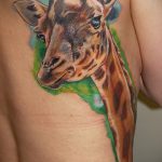 Оригинальный пример нанесенной тату жираф – рисунок подойдет для тату жираф на ноге