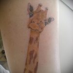 Уникальный пример выполненной наколки жираф – рисунок подойдет для тату жираф в очках