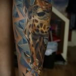 Крутой пример готовой татуировки жираф – рисунок подойдет для тату жираф акварель