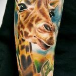 Прикольный пример готовой тату жираф – рисунок подойдет для тату жираф на акуле