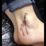 Зачетный пример выполненной татуировки жираф – рисунок подойдет для тату жираф акварель