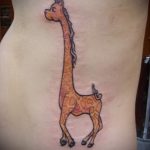 Оригинальный вариант существующей наколки жираф – рисунок подойдет для тату жирафа на спине