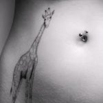 Зачетный вариант нанесенной татуировки жираф – рисунок подойдет для тату жираф на рукетату жираф на пальце