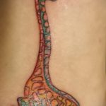 Крутой вариант нанесенной татуировки жираф – рисунок подойдет для тату жираф геометрия